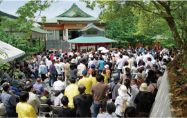 記念式典では、開山主様記念御法話、大護摩大祭、体験発表会が執り行われ、子供広場や記念写真展などで賑わいます。
