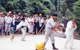信者様の大奉仕によって清浄橋が完成【端の渡り初め式】が挙行され、次継者様が「渡り初め」をつとめられる。